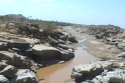 Banks of the Gash river passing Tesseney.